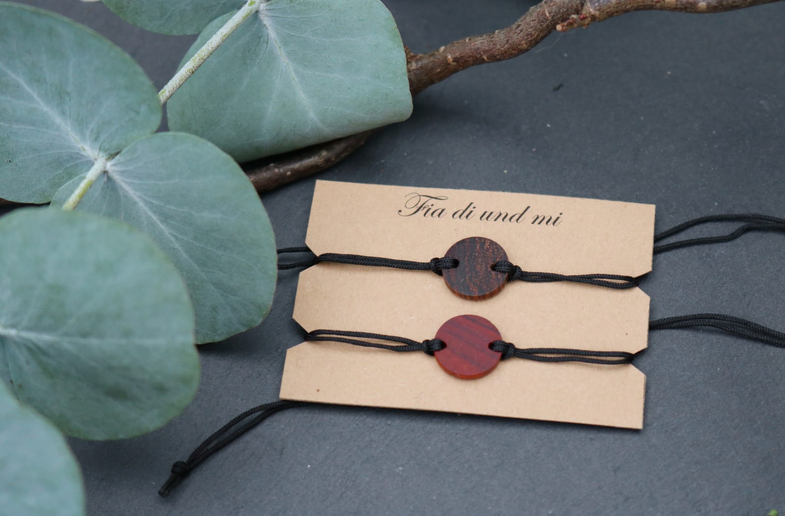 Zwei Halsketten aus rotem und braunen Holz von kawam.